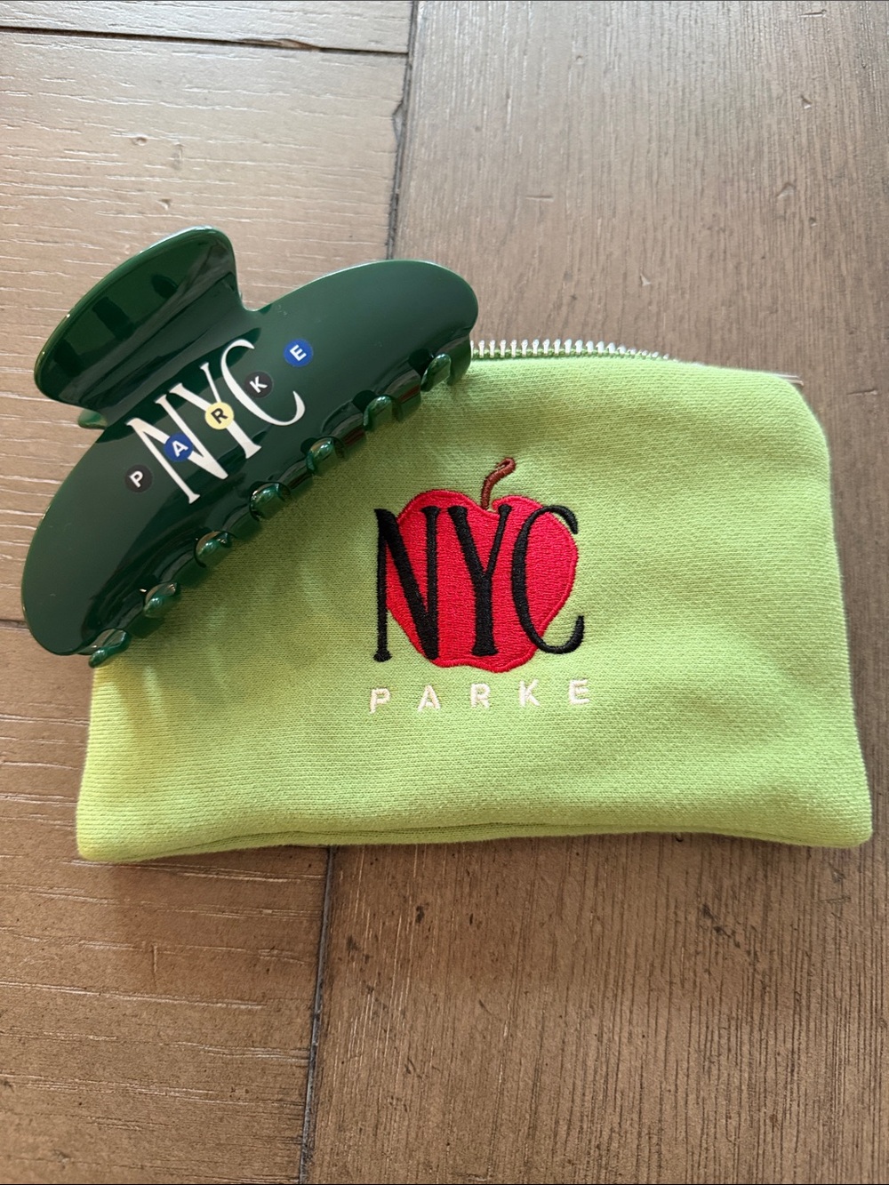 Parke NWT New York pop up NYC Green Claw Clip & Pouch with NY Apple